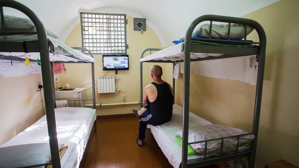 Что можно отправить в тюрьму посылкой
